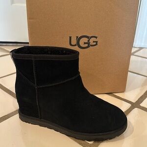 Black wedge Ugg boot.. very slightly worn .. excellent condition